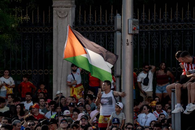 Spain celebrate 2026 FIFA World Cup, WM, Weltmeisterschaft, Fussball triumph in Madrid MADRID, SPAIN - JULY 20: A massive crowd waving Palestinian flags and wearing national team, Nationalteam jerseys celebrates as the Spanish national football team, champions of the 2026 FIFA World Cup, returns to Spain and joins the celebrations around the main stage at the Cibeles Fountain (Fuente de Cibeles) in Madrid, Spain, on July 20, 2026. Thousands of supporters filled the city center as Spain celebrated winning its second FIFA World Cup title. Diego Radames Anadolu Madrid Spain. Editorial use only. Please get in touch for any other usage.  Copyright: x2026xAnadoluxDiegoxRadamesx