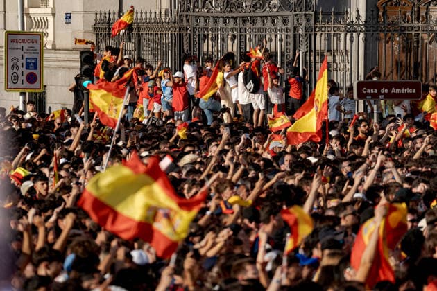 Spain celebrate 2026 FIFA World Cup, WM, Weltmeisterschaft, Fussball triumph in Madrid MADRID, SPAIN - JULY 20: A massive crowd waving Spanish flags and wearing national team, Nationalteam jerseys celebrates as the Spanish national football team, champions of the 2026 FIFA World Cup, returns to Spain and joins the celebrations around the main stage at the Cibeles Fountain (Fuente de Cibeles) in Madrid, Spain, on July 20, 2026. Thousands of supporters filled the city center as Spain celebrated winning its second FIFA World Cup title. Diego Radames Anadolu Madrid Spain. Editorial use only. Please get in touch for any other usage.  Copyright: x2026xAnadoluxDiegoxRadamesx