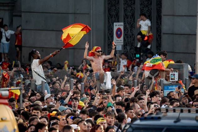 Spain celebrate 2026 FIFA World Cup, WM, Weltmeisterschaft, Fussball triumph in Madrid MADRID, SPAIN - JULY 20: A massive crowd waving Spanish flags and wearing national team, Nationalteam jerseys celebrates as the Spanish national football team, champions of the 2026 FIFA World Cup, returns to Spain and joins the celebrations around the main stage at the Cibeles Fountain (Fuente de Cibeles) in Madrid, Spain, on July 20, 2026. Thousands of supporters filled the city center as Spain celebrated winning its second FIFA World Cup title. Diego Radames Anadolu Madrid Spain. Editorial use only. Please get in touch for any other usage.  Copyright: x2026xAnadoluxDiegoxRadamesx