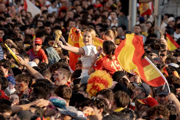 Spain celebrate 2026 FIFA World Cup, WM, Weltmeisterschaft, Fussball triumph in Madrid MADRID, SPAIN - JULY 20: A massive crowd waving Spanish flags and wearing national team, Nationalteam jerseys celebrates as the Spanish national football team, champions of the 2026 FIFA World Cup, returns to Spain and joins the celebrations around the main stage at the Cibeles Fountain (Fuente de Cibeles) in Madrid, Spain, on July 20, 2026. Thousands of supporters filled the city center as Spain celebrated winning its second FIFA World Cup title. Diego Radames Anadolu Madrid Spain. Editorial use only. Please get in touch for any other usage.  Copyright: x2026xAnadoluxDiegoxRadamesx
