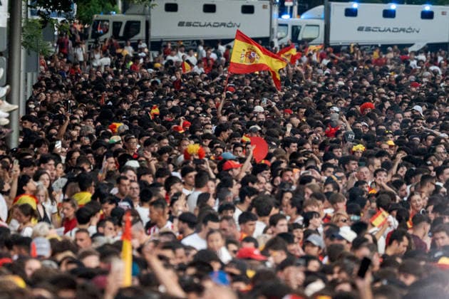 Spain celebrate 2026 FIFA World Cup, WM, Weltmeisterschaft, Fussball triumph in Madrid MADRID, SPAIN - JULY 20: A massive crowd waving Spanish flags and wearing national team, Nationalteam jerseys celebrates as the Spanish national football team, champions of the 2026 FIFA World Cup, returns to Spain and joins the celebrations around the main stage at the Cibeles Fountain (Fuente de Cibeles) in Madrid, Spain, on July 20, 2026. Thousands of supporters filled the city center as Spain celebrated winning its second FIFA World Cup title. Diego Radames Anadolu Madrid Spain. Editorial use only. Please get in touch for any other usage.  Copyright: x2026xAnadoluxDiegoxRadamesx