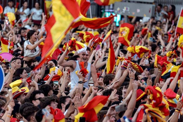 Spain celebrate 2026 FIFA World Cup, WM, Weltmeisterschaft, Fussball triumph in Madrid MADRID, SPAIN - JULY 20: A massive crowd waving Spanish flags and wearing national team, Nationalteam jerseys celebrates as the Spanish national football team, champions of the 2026 FIFA World Cup, returns to Spain and joins the celebrations around the main stage at the Cibeles Fountain (Fuente de Cibeles) in Madrid, Spain, on July 20, 2026. Thousands of supporters filled the city center as Spain celebrated winning its second FIFA World Cup title. Diego Radames Anadolu Madrid Spain. Editorial use only. Please get in touch for any other usage.  Copyright: x2026xAnadoluxDiegoxRadamesx