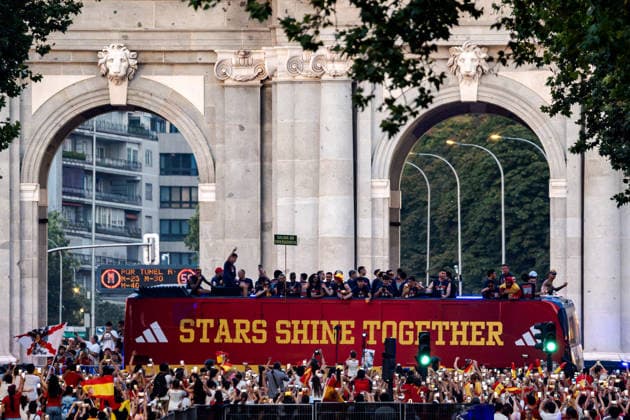 Spain celebrate 2026 FIFA World Cup, WM, Weltmeisterschaft, Fussball triumph in Madrid MADRID, SPAIN - JULY 20: The Spanish national football team, champions of the 2026 FIFA World Cup, returns to Spain and is welcomed by a massive crowd waving Spanish flags and wearing national team, Nationalteam jerseys around the main stage at the Cibeles Fountain (Fuente de Cibeles) in Madrid, Spain, on July 20, 2026. Thousands of supporters filled the city center as Spain celebrated winning its second FIFA World Cup title. Diego Radames Anadolu Madrid Spain. Editorial use only. Please get in touch for any other usage.  Copyright: x2026xAnadoluxDiegoxRadamesx
