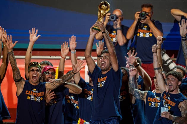 Spain celebrate 2026 FIFA World Cup, WM, Weltmeisterschaft, Fussball triumph in Madrid MADRID, SPAIN - JULY 20: Players of the Spanish national football team, champions of the 2026 FIFA World Cup, celebrate the victory with trophy as a massive crowd waving Spanish flags and wearing national team, Nationalteam jerseys around the main stage at the Cibeles Fountain (Fuente de Cibeles) in Madrid, Spain, on July 20, 2026. Thousands of supporters filled the city center as Spain celebrated winning its second FIFA World Cup title. Diego Radames Anadolu Madrid Spain. Editorial use only. Please get in touch for any other usage.  Copyright: x2026xAnadoluxDiegoxRadamesx