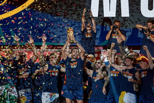 Spain celebrate 2026 FIFA World Cup, WM, Weltmeisterschaft, Fussball triumph in Madrid MADRID, SPAIN - JULY 20: Players of the Spanish national football team, champions of the 2026 FIFA World Cup, celebrate the victory with trophy as a massive crowd waving Spanish flags and wearing national team, Nationalteam jerseys around the main stage at the Cibeles Fountain (Fuente de Cibeles) in Madrid, Spain, on July 20, 2026. Thousands of supporters filled the city center as Spain celebrated winning its second FIFA World Cup title. Diego Radames Anadolu Madrid Spain. Editorial use only. Please get in touch for any other usage.  Copyright: x2026xAnadoluxDiegoxRadamesx
