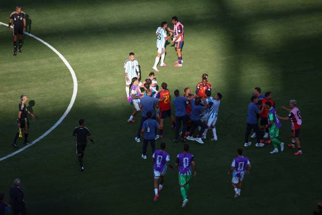 FIFA World Cup, WM, Weltmeisterschaft, Fussball 2026 Final: Spain v Argentina NEW YORK, USA - 19th July 2026: Players from both teams argue after a fracas between Leandro Paredes of Argentina and Gavi of Spain at the final whistle during the FIFA World Cup 2026 Final match between Spain and Argentina at New York New Jersey Stadium New York New York New Jersey Stadium United States of America Copyright: xCraigxMercerx xPeakxActionxPhotosx