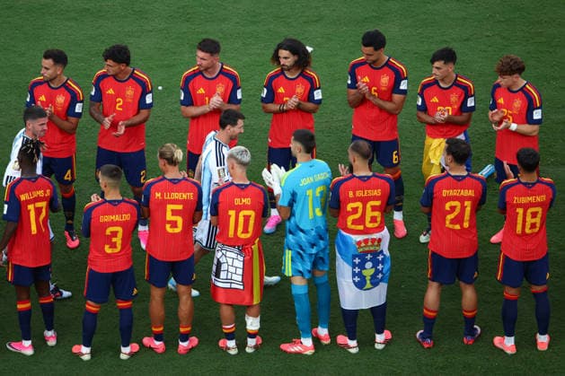 FIFA World Cup, WM, Weltmeisterschaft, Fussball 2026 Final: Spain v Argentina NEW YORK, USA - 19th July 2026: Lionel Messi of Argentina is applauded by Spain players as he goes up to collect his runners-up medal after the FIFA World Cup 2026 Final match between Spain and Argentina at New York New Jersey Stadium New York New York New Jersey Stadium United States of America Copyright: xCraigxMercerx xPeakxActionxPhotosx