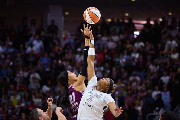 July 20, 2026, Toronto, On, Canada: Las Vegas Aces NaLyssa Smith (3) and Toronto Tempo s Isabelle Harrison (21) jump for the ball during first half WNBA, Basketball Damen, USA basketball action in Toronto, on Monday, July 20, 2026. Canada News - July 20, 2026  - ZUMAc35_ 20260720_zaf_c35_079 Copyright: xSammyxKoganx