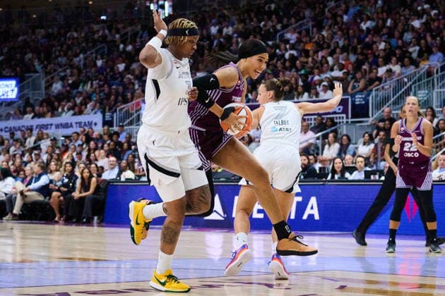 July 20, 2026, Toronto, On, Canada: Toronto Tempo s Isabelle Harrison (21) drives past Las Vegas Aces NaLyssa Smith (3), left, and Stephanie Talbot (7) during first half WNBA, Basketball Damen, USA basketball action in Toronto, on Monday, July 20, 2026. Canada News - July 20, 2026  - ZUMAc35_ 20260720_zaf_c35_081 Copyright: xSammyxKoganx