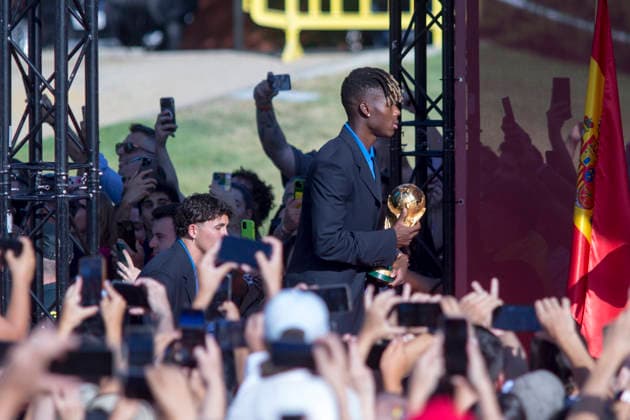 Pedro Sanchez welcomes the Spanish national team, Nationalteam winners of the 2026 FIFA World Cup, WM, Weltmeisterschaft, Fussball - 20 Jul 2026 Nico Williams, a player on the Spanish national football team, holds the World Cup trophy during the reception for the Spanish national team at the Moncloa Palace in Madrid, the seat of the Spanish government, after they were crowned FIFA World Cup champions in 2026. Madrid Spain Copyright: xLuisxSotox xSOPAxImagesx LSOTOSNE02