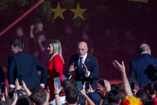 Pedro Sanchez welcomes the Spanish national team, Nationalteam winners of the 2026 FIFA World Cup, WM, Weltmeisterschaft, Fussball - 20 Jul 2026 Luis de la Fuente, the national team coach, speaks to the public during the reception held for the Spanish national team at the Moncloa Palace, the seat of the Spanish government in Madrid, after they were crowned FIFA World Cup champions in 2026. Madrid Spain Copyright: xLuisxSotox xSOPAxImagesx LSOTOSNE07
