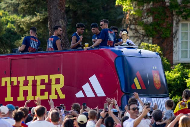 Pedro Sanchez welcomes the Spanish national team, Nationalteam winners of the 2026 FIFA World Cup, WM, Weltmeisterschaft, Fussball - 20 Jul 2026 On the left, Lamine Yamal, a player for the Spanish national team, greets the public from the bus during the reception given to the Spanish team at the Moncloa Palace in Madrid, the seat of the Spanish government, after being crowned champions of the 2026 FIFA World Cup. Madrid Spain Copyright: xLuisxSotox xSOPAxImagesx LSOTOSNE08