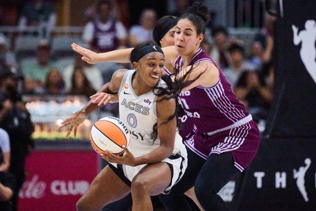 July 20, 2026, Toronto, On, Canada: Las Vegas Aces Jackie Young (0) drives past Toronto Tempo s Kia Nurse (11) during first half WNBA, Basketball Damen, USA basketball action in Toronto, on Monday, July 20, 2026. Canada News - July 20, 2026  - ZUMAc35_ 20260720_zaf_c35_100 Copyright: xSammyxKoganx