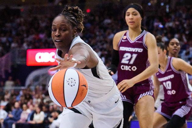 July 20, 2026, Toronto, On, Canada: Las Vegas Aces Chelsea Gray (12) reaches for a loose ball past Toronto Tempo s Isabelle Harrison (21) during second half WNBA, Basketball Damen, USA basketball action in Toronto, on Monday, July 20, 2026. Canada News - July 20, 2026  - ZUMAc35_ 20260720_zaf_c35_101 Copyright: xSammyxKoganx