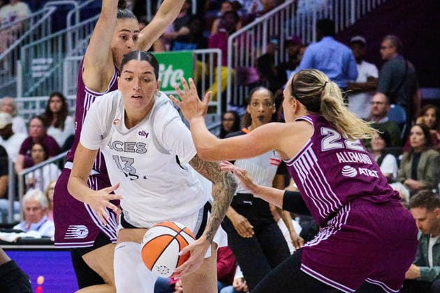 July 20, 2026, Toronto, On, Canada: Las Vegas Aces Justine Pissott (13) drives past Toronto Tempo s Julie Allemand (22) during second half WNBA, Basketball Damen, USA basketball action in Toronto, on Monday, July 20, 2026. Canada News - July 20, 2026  - ZUMAc35_ 20260720_zaf_c35_104 Copyright: xSammyxKoganx