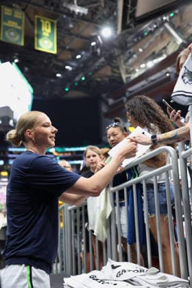 July 20, 2026, Seattle, Washington, USA: Minnesota Lynx forward DORKA JUHASZ (14) signs autographs for fans prior to the WNBA, Basketball Damen, USA match between the Seattle Storm and Minnesota Lynx at Climate Pledge Arena in Seattle. Seattle USA - ZUMAd218 20260720_zsp_d218_001 Copyright: xRichardxDizonx