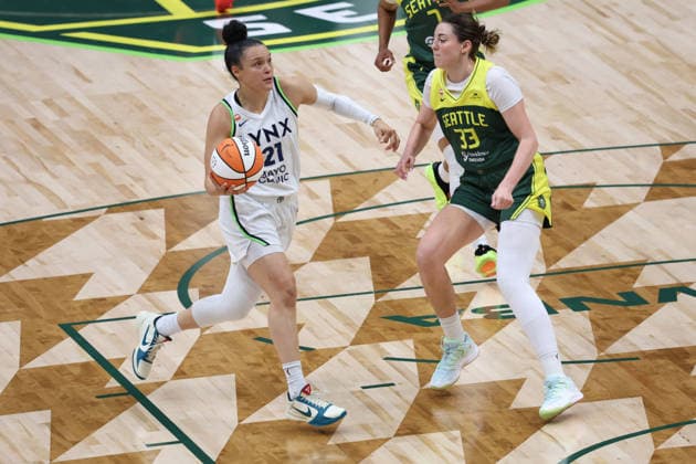 July 20, 2026, Seattle, Washington, USA: Minnesota Lynx guard KAYLA MCBRIDE (21) controls the basketball while defended by Seattle Storm guard KATIE LOU SAMUELSON (33) in the second quarter of the WNBA, Basketball Damen, USA match between the Seattle Storm and Minnesota Lynx at Climate Pledge Arena in Seattle. Seattle USA - ZUMAd218 20260720_zsp_d218_010 Copyright: xRichardxDizonx