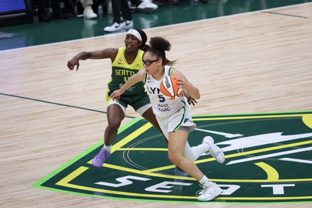 July 20, 2026, Seattle, Washington, USA: Minnesota Lynx guard OLIVIA MILES (5) drives past Seattle Storm guard FLAUJAE JOHNSON (4) in the second quarter of the WNBA, Basketball Damen, USA match between the Seattle Storm and Minnesota Lynx at Climate Pledge Arena in Seattle. Seattle USA - ZUMAd218 20260720_zsp_d218_011 Copyright: xRichardxDizonx