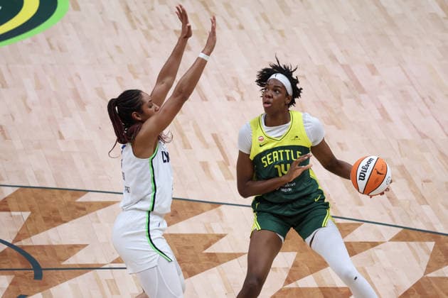 July 20, 2026, Seattle, Washington, USA: Seattle Storm center DOMINIQUE MALONGA (14) controls the basketball against the Minnesota Lynx in the third quarter of the WNBA, Basketball Damen, USA match between the Seattle Storm and Minnesota Lynx at Climate Pledge Arena in Seattle. Seattle USA - ZUMAd218 20260720_zsp_d218_019 Copyright: xRichardxDizonx