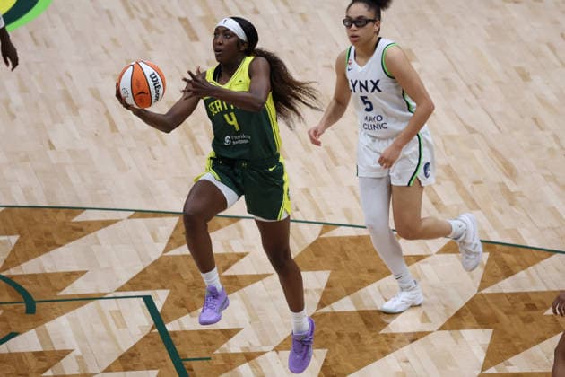 July 20, 2026, Seattle, Washington, USA: Seattle Storm guard FLAU JAE JOHNSON (4) drives past Minnesota Lynx guard OLIVIA MILES (5) in the third quarter of the WNBA, Basketball Damen, USA match between the Seattle Storm and Minnesota Lynx at Climate Pledge Arena in Seattle. Seattle USA - ZUMAd218 20260720_zsp_d218_013 Copyright: xRichardxDizonx