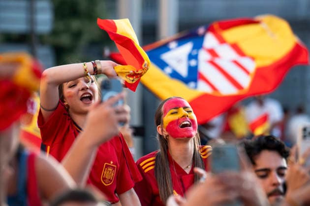 Spanish national team, Nationalteam s victory parade in Madrid - 20 Jul 2026 Spanish football fans dressed in national red and yellow colors wave flags and cheer along the street at Plaza de Cibeles during the national team s World Cup victory parade. An estimated two million people flooded the capital s streets to welcome the squad following their 1-0 win against Argentina in the 2026 FIFA World Cup, WM, Weltmeisterschaft, Fussball final. Madrid Spain Copyright: xMiguelxCandelax xSOPAxImagesx MC_WCWinnerParade1060