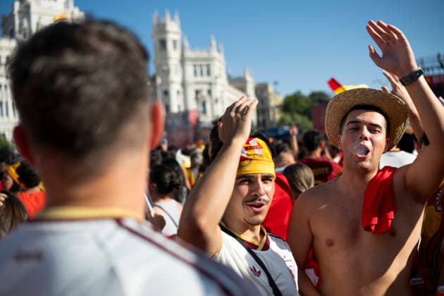 Spanish national team, Nationalteam s victory parade in Madrid - 20 Jul 2026 Spanish football fans chant and celebrate at Plaza de Cibeles during the national team s World Cup victory parade. An estimated two million people flooded the capital s streets to welcome the squad following their 1-0 win against Argentina in the 2026 FIFA World Cup, WM, Weltmeisterschaft, Fussball final. Madrid Spain Copyright: xMiguelxCandelax xSOPAxImagesx MC_WCWinnerParade0183