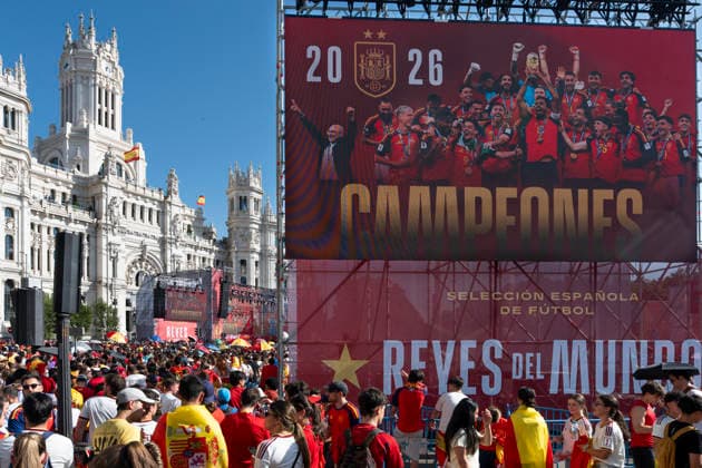 Spanish national team, Nationalteam s victory parade in Madrid - 20 Jul 2026 Spanish football fans gather in front of a giant stage screen reading Campeones 2026 (2026 Champions) with Palacio de Cibeles in the background during the team s World Cup victory parade. An estimated two million people flooded the capital s streets to welcome the squad following their 1-0 win against Argentina in the 2026 FIFA World Cup, WM, Weltmeisterschaft, Fussball final. Madrid Spain Copyright: xMiguelxCandelax xSOPAxImagesx MC_WCWinnerParade9398