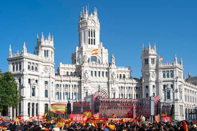 Spanish national team, Nationalteam s victory parade in Madrid - 20 Jul 2026 Spanish football fans gather and wave flags at Plaza de Cibeles during the national team s World Cup victory parade. An estimated two million people flooded the capital s streets to welcome the squad following their 1-0 win against Argentina in the 2026 FIFA World Cup, WM, Weltmeisterschaft, Fussball final. Madrid Spain Copyright: xMiguelxCandelax xSOPAxImagesx MC_WCWinnerParade0152