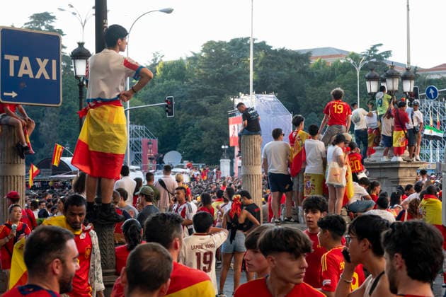 Spanish national team, Nationalteam s victory parade in Madrid - 20 Jul 2026 Spanish football fans climb light poles and street signs to get a view of the celebration at Plaza de Cibeles during the national team s World Cup victory parade. An estimated two million people flooded the capital s streets to welcome the squad following their 1-0 win against Argentina in the 2026 FIFA World Cup, WM, Weltmeisterschaft, Fussball final. Madrid Spain Copyright: xMiguelxCandelax xSOPAxImagesx MC_WCWinnerParade0735