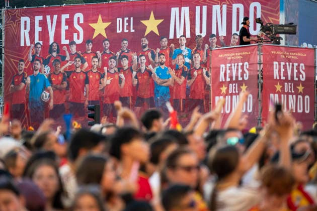 Spanish national team, Nationalteam s victory parade in Madrid - 20 Jul 2026 Spanish football fans gather in front of a giant stage backdrop reading Reyes del Mundo (Kings of the World) featuring portraits of the national team players during the World Cup victory parade. An estimated two million people flooded the capital s streets to welcome the squad following their 1-0 win against Argentina in the 2026 FIFA World Cup, WM, Weltmeisterschaft, Fussball final. Madrid Spain Copyright: xMiguelxCandelax xSOPAxImagesx MC_WCWinnerParade0841