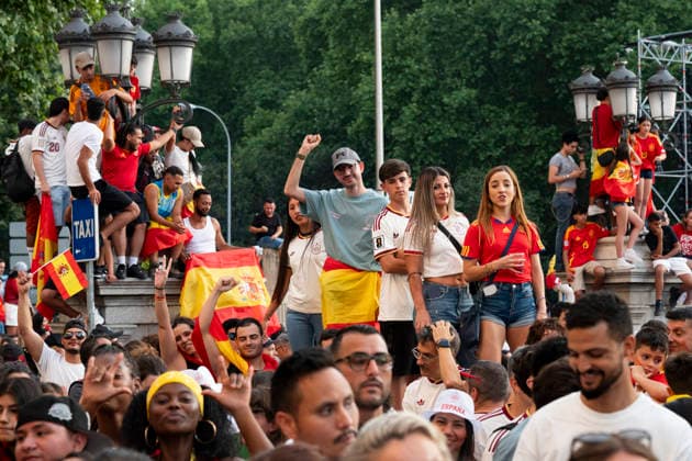 Spanish national team, Nationalteam s victory parade in Madrid - 20 Jul 2026 Spanish football fans climb light poles and street signs to get a view of the celebration at Plaza de Cibeles during the national team s World Cup victory parade. An estimated two million people flooded the capital s streets to welcome the squad following their 1-0 win against Argentina in the 2026 FIFA World Cup, WM, Weltmeisterschaft, Fussball final. Madrid Spain Copyright: xMiguelxCandelax xSOPAxImagesx MC_WCWinnerParade1302