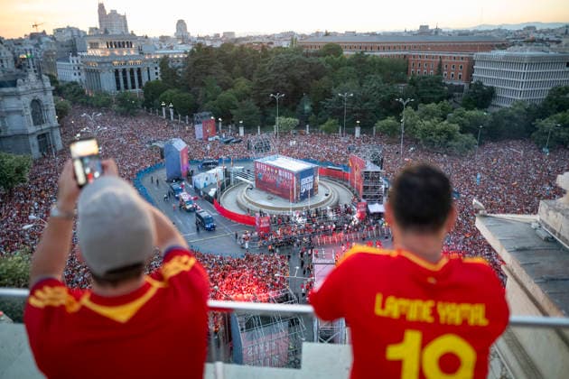 Spanish national team, Nationalteam s victory parade in Madrid - 20 Jul 2026 An elevated view shows fans wearing Lamine Yamal national jerseys looking out over a massive crowd packed into Plaza de Cibeles around a stage displaying banners reading Reyes del Mundo (Kings of the World) during the World Cup victory parade. An estimated two million people flooded the capital s streets to welcome the squad following their 1-0 win against Argentina in the 2026 FIFA World Cup, WM, Weltmeisterschaft, Fussball final. Madrid Spain Copyright: xMiguelxCandelax xSOPAxImagesx MC_WCWinnerParade1452