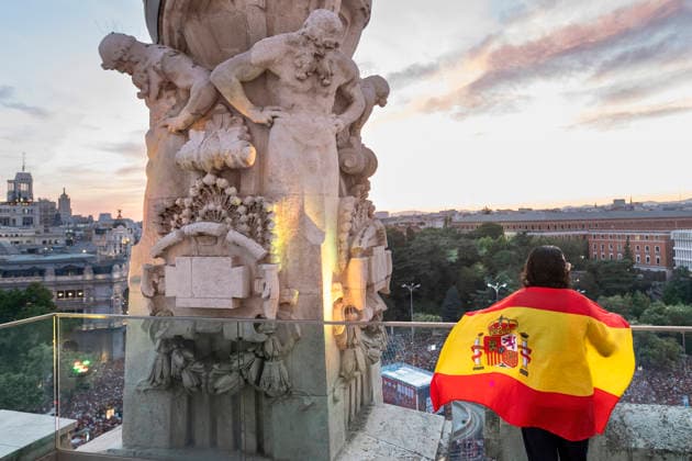 Spanish national team, Nationalteam s victory parade in Madrid - 20 Jul 2026 An elevated view shows fans wearing national flag looking down from a building at a massive crowd packing Plaza de Cibeles during the Spanish team s World Cup victory parade. An estimated two million people flooded the capital s streets to welcome the squad following their 1-0 win against Argentina in the 2026 FIFA World Cup, WM, Weltmeisterschaft, Fussball final. Madrid Spain Copyright: xMiguelxCandelax xSOPAxImagesx MC_WCWinnerParade1612