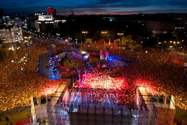 Spanish national team, Nationalteam s victory parade in Madrid - 20 Jul 2026 A wide view captures thousands of Spanish football fans wearing national colors packed into Plaza de Cibeles during the team s World Cup victory parade. An estimated two million people flooded the capital s streets to welcome the squad following their 1-0 win against Argentina in the 2026 FIFA World Cup, WM, Weltmeisterschaft, Fussball final. Madrid Spain Copyright: xMiguelxCandelax xSOPAxImagesx MC_WCWinnerParade1778
