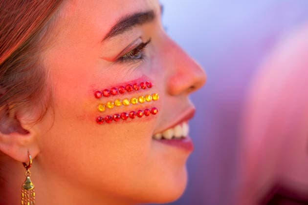 Spanish national team, Nationalteam s victory parade in Madrid - 20 Jul 2026 A young Spanish football fan with red and yellow jewels on her cheek forming the national flag smiles during the team s World Cup victory parade. An estimated two million people flooded the capital s streets to welcome the squad following their 1-0 win against Argentina in the 2026 FIFA World Cup, WM, Weltmeisterschaft, Fussball final. Madrid Spain Copyright: xMiguelxCandelax xSOPAxImagesx MC_WCWinnerParade9993