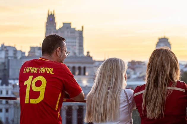 FIFA World Cup, WM, Weltmeisterschaft, Fussball 2026. Spain Fans Celebrate In Cibeles, Madrid Spain supporters celebrate the national team, Nationalteam s victory in the FIFA World Cup 2026 Final at Plaza de Cibeles in central Madrid, on July 20, 2026. Thousands of fans wave Spanish flags, wear the national colors and fill the iconic square with chants and celebrations as crowds gather at Madrid s traditional football celebration landmark. Madrid Spain  Copyright: xFrancescoxMilitelloxMirtox originalFilename:militellomirto-fifaworl260720_npctw.jpg