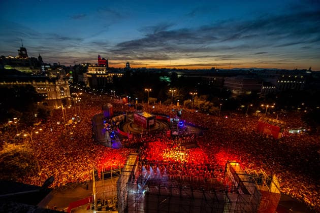 FIFA World Cup, WM, Weltmeisterschaft, Fussball 2026. Spain Fans Celebrate In Cibeles, Madrid Spain supporters celebrate the national team, Nationalteam s victory in the FIFA World Cup 2026 Final at Plaza de Cibeles in central Madrid, on July 20, 2026. Thousands of fans wave Spanish flags, wear the national colors and fill the iconic square with chants and celebrations as crowds gather at Madrid s traditional football celebration landmark. Madrid Spain  Copyright: xFrancescoxMilitelloxMirtox originalFilename:militellomirto-fifaworl260720_npnh9.jpg