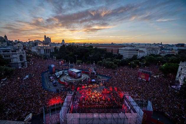 FIFA World Cup, WM, Weltmeisterschaft, Fussball 2026. Spain Fans Celebrate In Cibeles, Madrid Spain supporters celebrate the national team, Nationalteam s victory in the FIFA World Cup 2026 Final at Plaza de Cibeles in central Madrid, on July 20, 2026. Thousands of fans wave Spanish flags, wear the national colors and fill the iconic square with chants and celebrations as crowds gather at Madrid s traditional football celebration landmark. Madrid Spain  Copyright: xFrancescoxMilitelloxMirtox originalFilename:militellomirto-fifaworl260720_npZEL.jpg