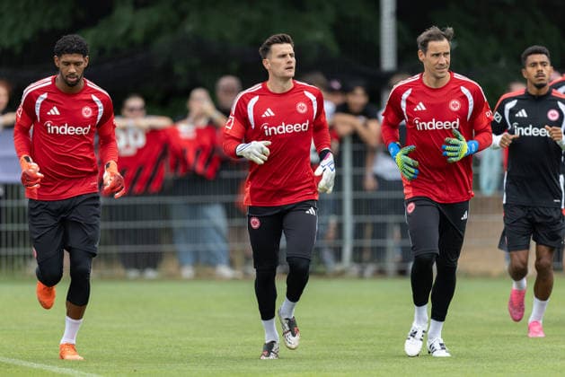 Training Eintracht Frankfurt Von links: Torwart Kaua Santos (Eintracht Frankfurt, 40), Torwart Michael Zetterer (Eintracht Frankfurt, 23) und Torwart Jens Grahl (Eintracht Frankfurt, 33). Training von Eintracht Frankfurt am 20. Juli 2026 im Deutsche Bank Park in Frankfurt am Main., Frankfurt am Main Hessen Deutschland Deutsche Bank Park *** Eintracht Frankfurt Training: From left, goalkeeper Kaua Santos (Eintracht Frankfurt, 40), goalkeeper Michael Zetterer (Eintracht Frankfurt, 23), and goalkeeper Jens Grahl (Eintracht Frankfurt, 33 Eintracht Frankfurt training session on July 20, 2026, at Deutsche Bank Park in Frankfurt am Main, Frankfurt am Main, Hesse, Germany; Deutsche Bank Park