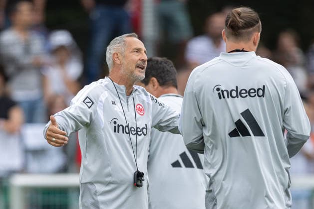Training Eintracht Frankfurt Trainer Adi Hütter (Eintracht Frankfurt) im Gespräch mit Co-Trainer Alex Meier (Eintracht Frankfurt). Training von Eintracht Frankfurt am 20. Juli 2026 im Deutsche Bank Park in Frankfurt am Main., Frankfurt am Main Hessen Deutschland Deutsche Bank Park *** Training: Eintracht Frankfurt Coach Adi Hütter; Eintracht Frankfurt in conversation with Assistant Coach Alex Meier; Eintracht Frankfurt training session on July 20, 2026, at Deutsche Bank Park in Frankfurt am Main, Frankfurt am Main, Hesse, Germany; Deutsche Bank Park