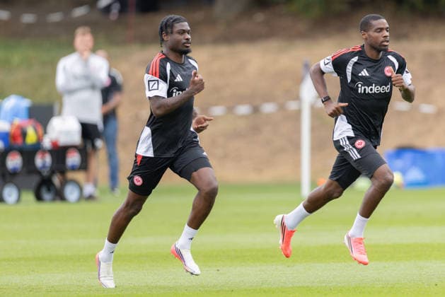 Training Eintracht Frankfurt Links Junior Dina Ebimbe (Eintracht Frankfurt), rechts Niels Nkounkou (Eintracht Frankfurt). Training von Eintracht Frankfurt am 20. Juli 2026 im Deutsche Bank Park in Frankfurt am Main., Frankfurt am Main Hessen Deutschland Deutsche Bank Park *** Training: Eintracht Frankfurt—on the left, Dina Ebimbe (Eintracht Frankfurt); on the right, Niels Nkounkou (Eintracht Frankfurt). Eintracht Frankfurt training session on July 20, 2026, at Deutsche Bank Park in Frankfurt am Main, Frankfurt am Main, Hesse, Germany. Deutsche Bank Park