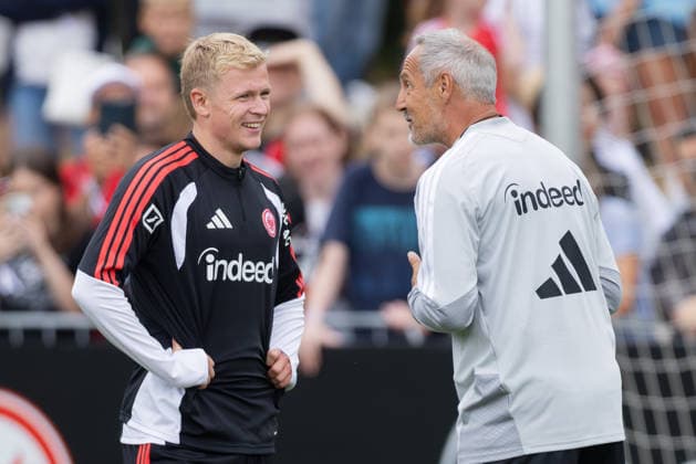 Training Eintracht Frankfurt Trainer Adi Hütter (Eintracht Frankfurt) im Gespräch mit Jonathan Burkardt, Jonny Burkardt (Eintracht Frankfurt, 9). Training von Eintracht Frankfurt am 20. Juli 2026 im Deutsche Bank Park in Frankfurt am Main., Frankfurt am Main Hessen Deutschland Deutsche Bank Park *** Eintracht Frankfurt Training: Coach Adi Hütter of Eintracht Frankfurt in conversation with Jonathan Burkardt, Jonny Burkardt of Eintracht Frankfurt; Eintracht Frankfurt s training session on July 20, 2026, at Deutsche Bank Park in Frankfurt am Main, Frankfurt am Main, Hesse, Germany; Deutsche Bank Park