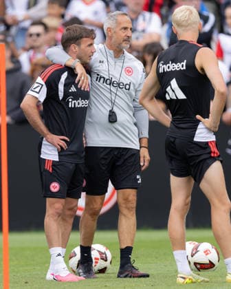 Training Eintracht Frankfurt Trainer Adi Hütter (Eintracht Frankfurt) legt seinen Arm um Mario Götze (Eintracht Frankfurt, 27). Training von Eintracht Frankfurt am 20. Juli 2026 im Deutsche Bank Park in Frankfurt am Main., Frankfurt am Main Hessen Deutschland Deutsche Bank Park *** Training: Eintracht Frankfurt Coach Adi Hütter; Eintracht Frankfurt Shows Support for Mario Götze; Eintracht Frankfurt, 27; Eintracht Frankfurt training session on July 20, 2026, at Deutsche Bank Park in Frankfurt am Main; Frankfurt am Main, Hesse, Germany; Deutsche Bank Park