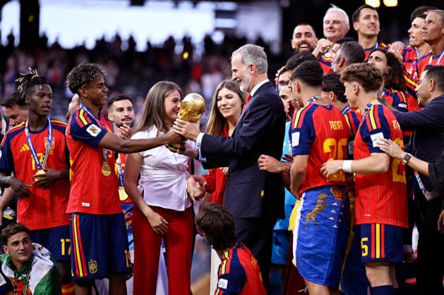 2026-07-19 Spain v Argentina - Final - FIFA World Cup, WM, Weltmeisterschaft, Fussball 2026 EAST RUTHERFORD, UNITED STATES - JULY 19: Lamine Yamal of Spain, King Felipe VI celebrating the World Cup victory with the trophy after the Final - FIFA World Cup 2026 match between Spain and Argentina at New York New Jersey Stadium on July 19, 2026 in East Rutherford, New Jersey. (Photo by Pablo Morano BSR Agency) East Rutherford United States Content not available for redistribution in The Netherlands directly or indirectly through any third parties. Copyright: xBSRxAgencyx
