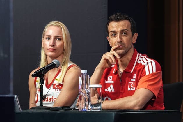 Ahead of 2026 FIVB Volleyball Women s Nations League Finals in China MACAU, CHINA - JULY 21 : Turkish Women s National Volleyball Team Head Coach Daniele Santarelli (R) speaks during a press conference, PK, Pressekonferenz alongside national team, Nationalteam player Gizem Orge (L) at the Andaz Hotel ahead of the final stage of the 2026 FIVB Volleyball Women s Nations League (VNL) on July 21, 2026 in Macau, China. Dilara Irem Sancar Anadolu Macau China. Editorial use only. Please get in touch for any other usage.  Copyright: x2026xAnadoluxDilaraxIremxSancarx