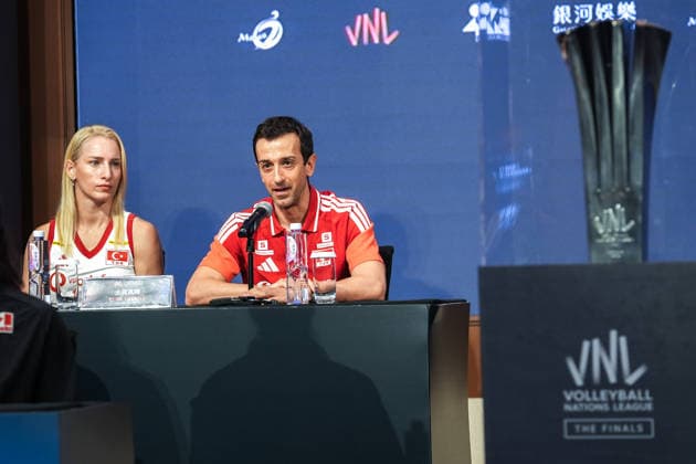 Ahead of 2026 FIVB Volleyball Women s Nations League Finals in China MACAU, CHINA - JULY 21 : Turkish Women s National Volleyball Team Head Coach Daniele Santarelli (R) speaks during a press conference, PK, Pressekonferenz alongside national team, Nationalteam player Gizem Orge (L) at the Andaz Hotel ahead of the final stage of the 2026 FIVB Volleyball Women s Nations League (VNL) on July 21, 2026 in Macau, China. Dilara Irem Sancar Anadolu Macau China. Editorial use only. Please get in touch for any other usage.  Copyright: x2026xAnadoluxDilaraxIremxSancarx