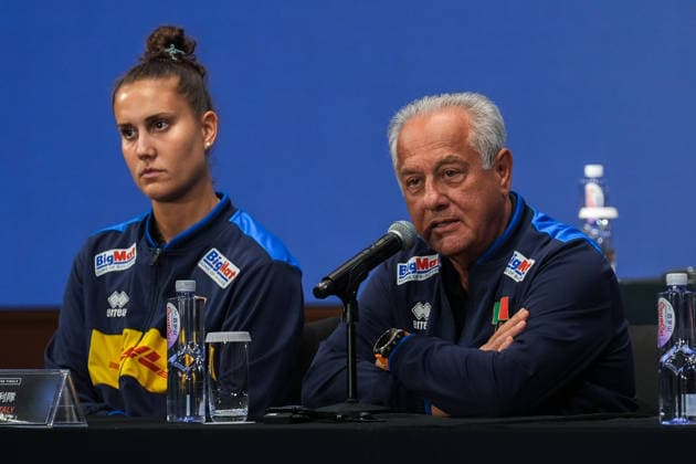 Ahead of 2026 FIVB Volleyball Women s Nations League Finals in China MACAU, CHINA - JULY 21 : Italian Women s National Volleyball Team Head Coach Julio Velasco (R) speaks during a press conference, PK, Pressekonferenz at the Andaz Hotel ahead of the final stage of the 2026 FIVB Volleyball Women s Nations League (VNL) on July 21, 2026 in Macau, China. Dilara Irem Sancar Anadolu Macau China. Editorial use only. Please get in touch for any other usage.  Copyright: x2026xAnadoluxDilaraxIremxSancarx