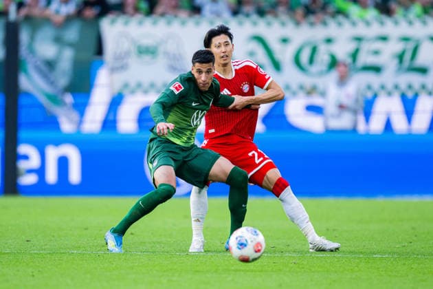 09.05.2026 - Fußball, 2025 2026, 1. Bundesliga, 33. Spieltag, VfL Wolfsburg - FC Bayern München: (L-R) Adam Daghim (Wolfsburg), Hiroki Ito (München) DFL REGULATIONS PROHIBIT ANY USE OF PHOTOGRAPHS AS IMAGE SEQUENCES AND OR QUASI-VIDEO. *** May 9, 2026 Soccer, 2025–2026, Bundesliga 1, Matchday 33, VfL Wolfsburg vs. FC Bayern Munich; Referee: Adam Daghim (Wolfsburg), Hiroki Ito (Munich); DFL regulations prohibit any use of photographs as image sequences and or quasi-video