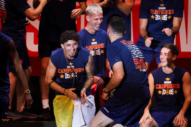 ESP: Spain celebrates World Cup Champions 2026 Yeremy Pino enters the stage at Plaza de Cibeles in Madrid, celebrating with his teammates after winning the World Cup. Madrid Madrid Spain *** ESP Spain celebrates the 2026 World Cup Champions. Yeremy Pino takes the stage at Plaza de Cibeles in Madrid, celebrating with his teammates after winning the World Cup. Madrid, Spain Copyright: xAlejandroxMatiasx