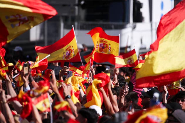 ESP: Spain celebrates World Cup Champions 2026 Fans at Plaza de Cibeles in Madrid, celebrating with his teammates after winning the World Cup. Madrid Madrid Spain *** ESP Spain celebrates the 2026 World Cup champions. Fans at Plaza de Cibeles in Madrid celebrate with their teammates after winning the World Cup. Madrid, Spain Copyright: xAlejandroxMatiasx